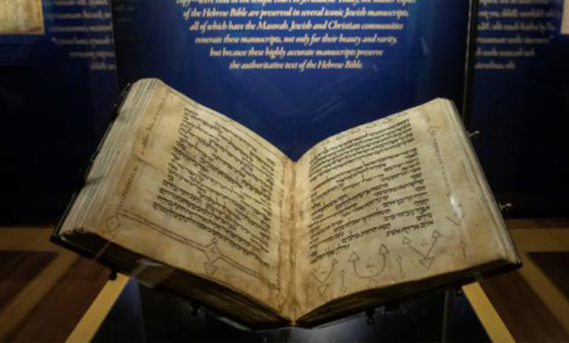 Se exhibe una biblia hebrea de mil años