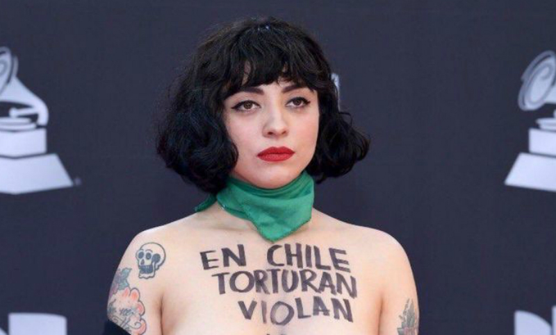 Mon Laferte envió un contundente mensaje en los Grammy contra la represión en Chile