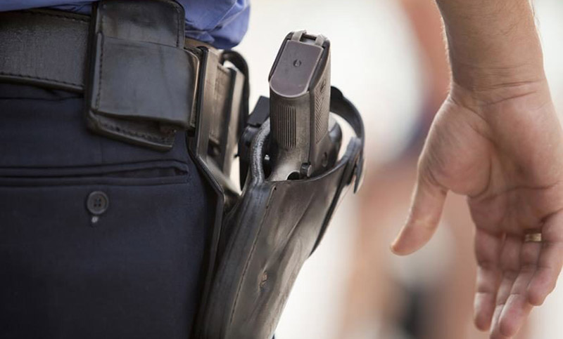 Media sanción para que fuerzas de seguridad denunciadas por violencia de género no porten armas fuera de horario