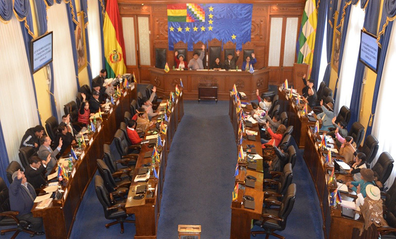 Bolivia: el gobierno de facto promulgó una ley para convocar a elecciones sin Evo Morales
