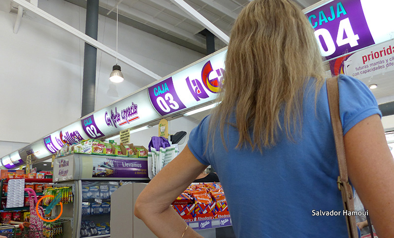 Proponen quitar las golosinas de las cajas en los supermercados