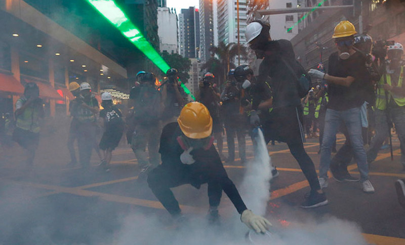 Crecen los conflictos en Hong Kong y Estados Unidos busca una ley para apoyar a manifestantes 