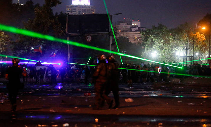 Ingenio y tecnología: con lasers desestabilizan drones y tanques de carabineros