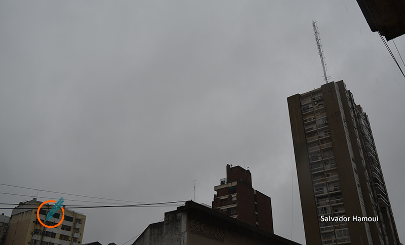 ¡Paraguas en la cartera! Cielo cubierto y lluvia débil en Rosario