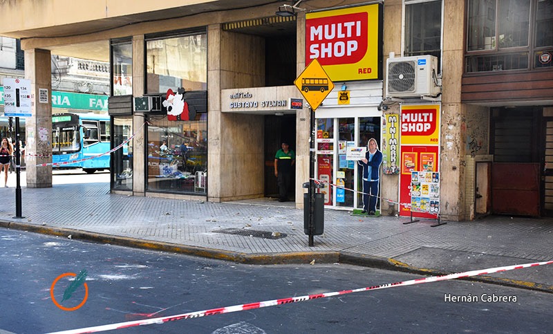 Cayó mampostería de un edificio de Entre Ríos al 500 y golpeó a tres transeúntes 