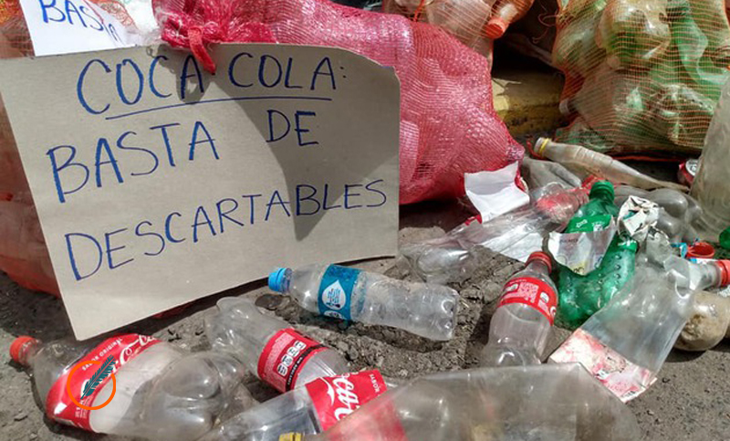 Organizaciones nucleadas en Más Río Menos Basura protestaron frente a la distribuidora Coca Cola