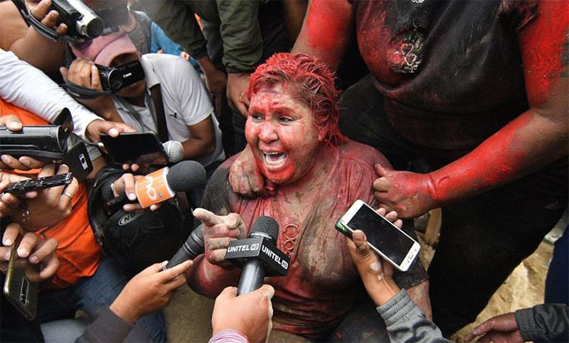 Militantes derechistas agredieron brutalmente a una intendenta en Bolivia