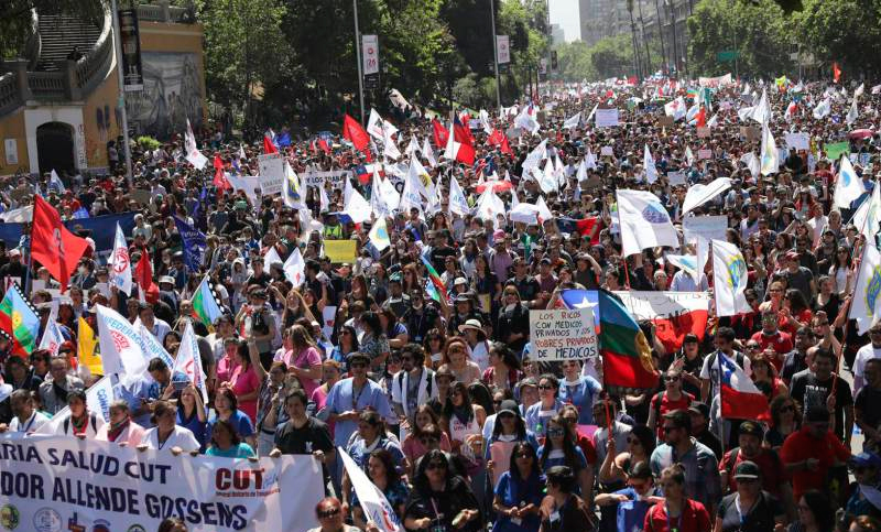 Fuerzas políticas chilenas acuerdan modificar constitución pinochetista tras estallido social