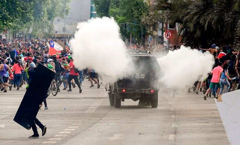 Siguen las protestas en Chile con enfrentamientos en las calles de Santiago
