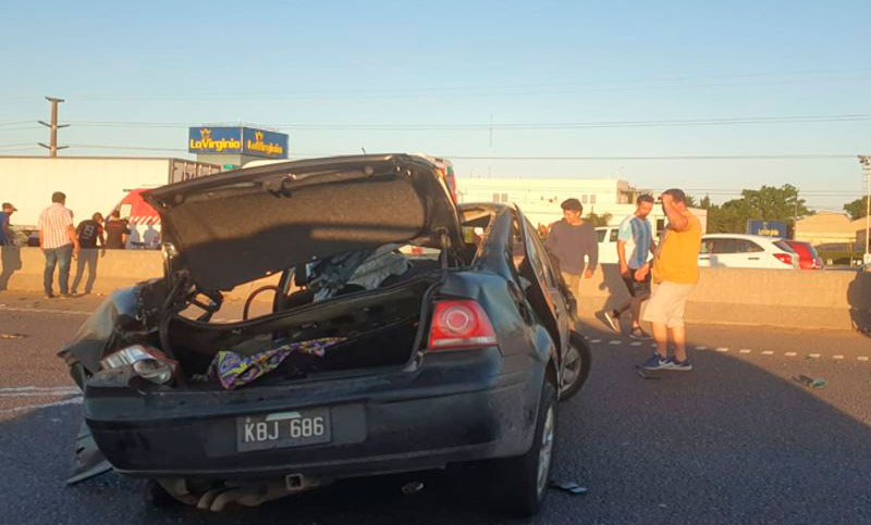 Un herido grave luego de que un vehículo volcara en Circunvalación