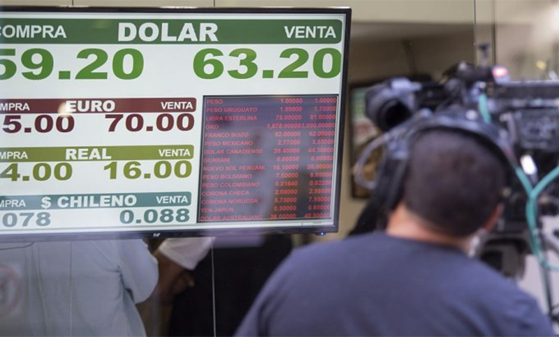 El dólar abre en Banco Nación a $63,50 y el riesgo país sube a 2.331 puntos