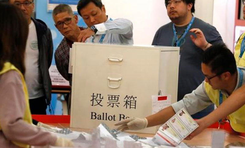 Hong Kong: aplastante victoria de los partidos contrarios a China