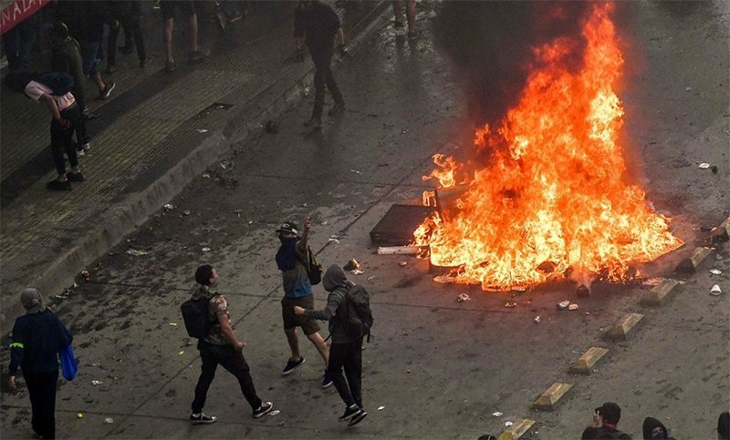 Provocaron destrozos en la Embajada argentina en Chile