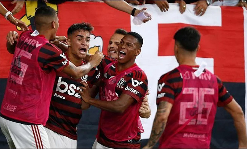 Flamengo enfrenta a Vasco con la cabeza puesta en River