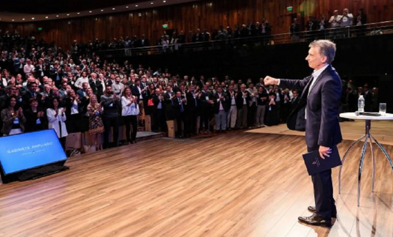 Tras un descanso, Macri retoma la agenda oficial con una reunión de gabinete ampliado