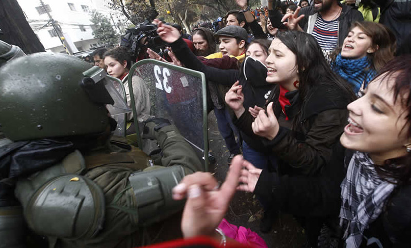«Ya no sos igual» de Dos Minutos se hizo cántico de guerra en las protestas callejeras de Chile
