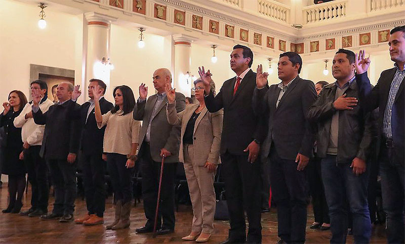 Las extrañas señales de los funcionarios de Áñez al jurar por sus cargos