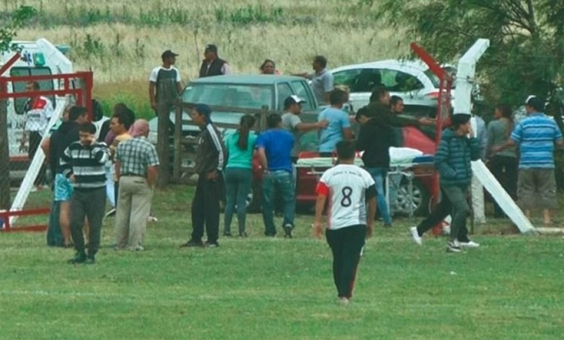 Cayó un rayo en una cancha: hay un muerto y siete heridos