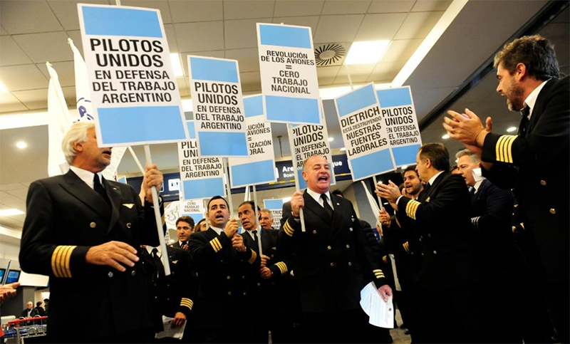 Pilotos de Apla manifestaron en Aeroparque reclamando por la situación de Avian y Andes