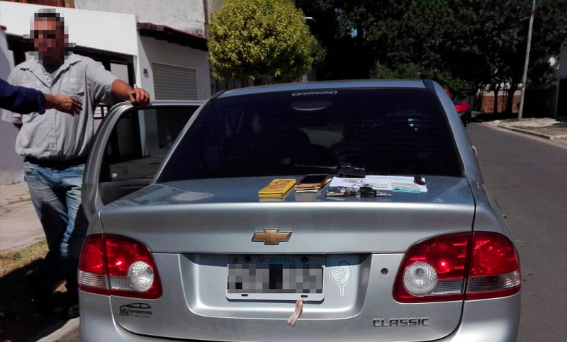 Evasión y fuga: un remise ilegal intentó huir de un control policial y casi atropella a un agente de tránsito
