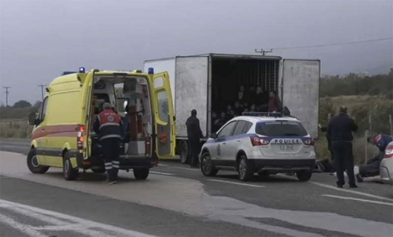 Rescatan a 41 migrantes vivos dentro de un camión en Grecia
