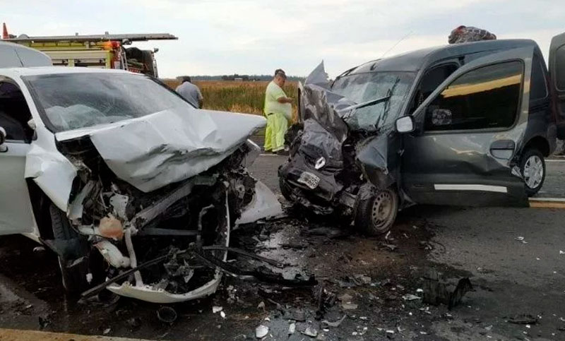 Tres muertos, entre ellos una mujer embarazada, en un trágico siniestro en la ruta 18