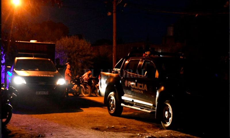 Un hombre mató a tres personas en un barrio de Santa Fe, donde hirió a otras dos y escapó