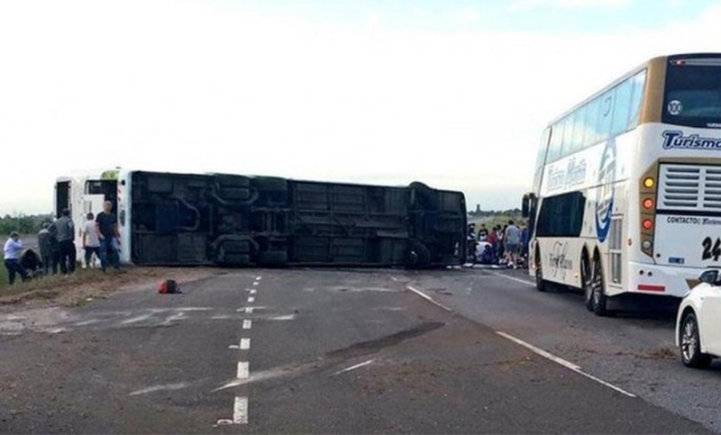 Dos nenas murieron por el vuelco de un colectivo en la autovía 2