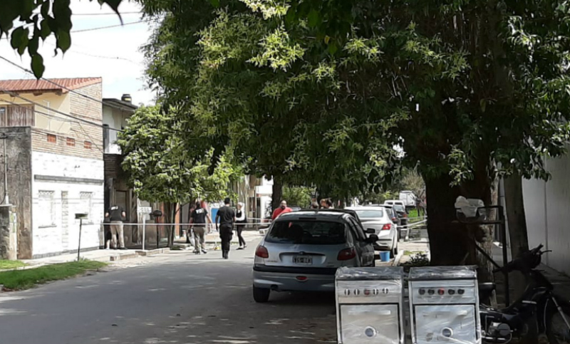 Un muerto y dos heridos en un ataque desde un auto