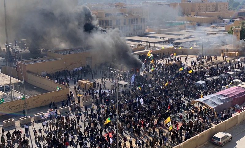 Tras los bombardeos, manifestantes atacan la embajada de EEUU en Irak