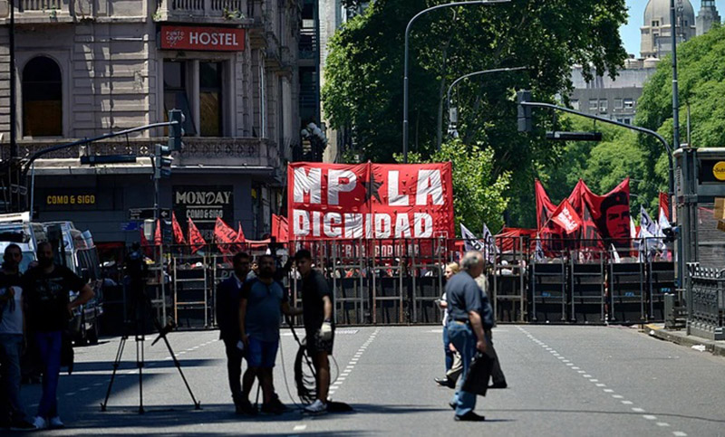 Partidos de izquierda protestaron frente al Congreso contra la Ley de Emergencia del Gobierno
