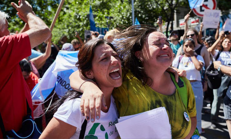 Manifestantes y ambientalistas celebraron la derogación de la ley de minería en Mendoza