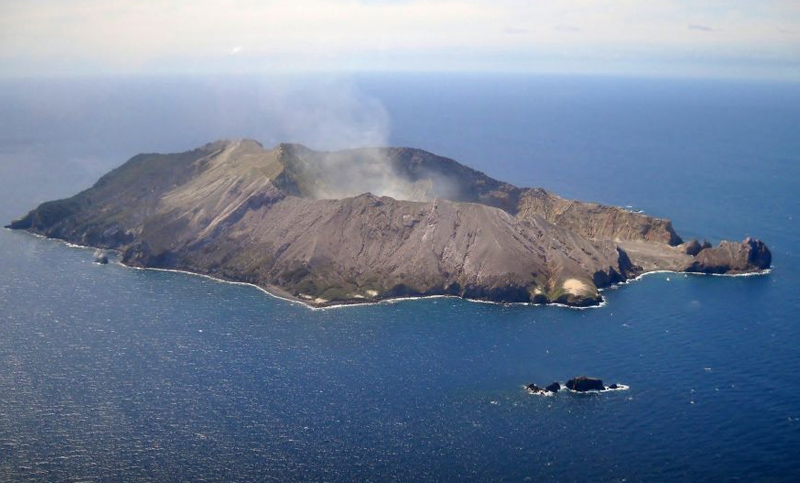 Al menos cinco muertos y decenas de atrapados tras la erupción de un volcán
