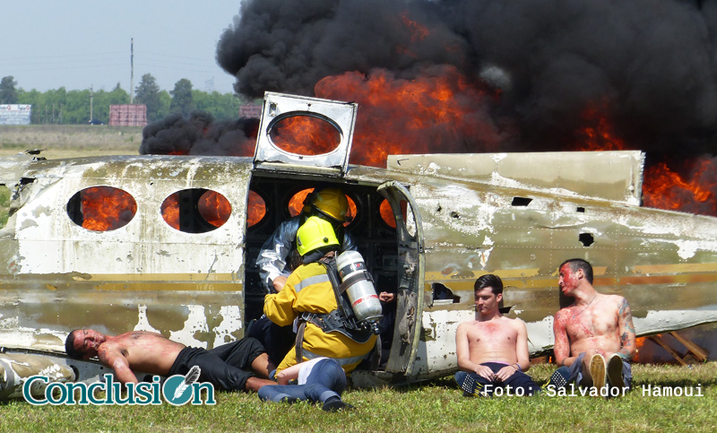 Realizaron un simulacro de accidente de avión en la isla