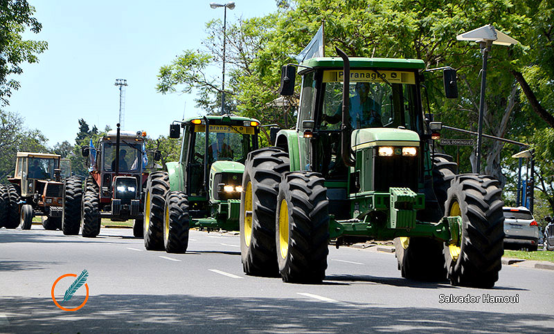 Decenas de tractores en el Monumento contra la suba de retenciones