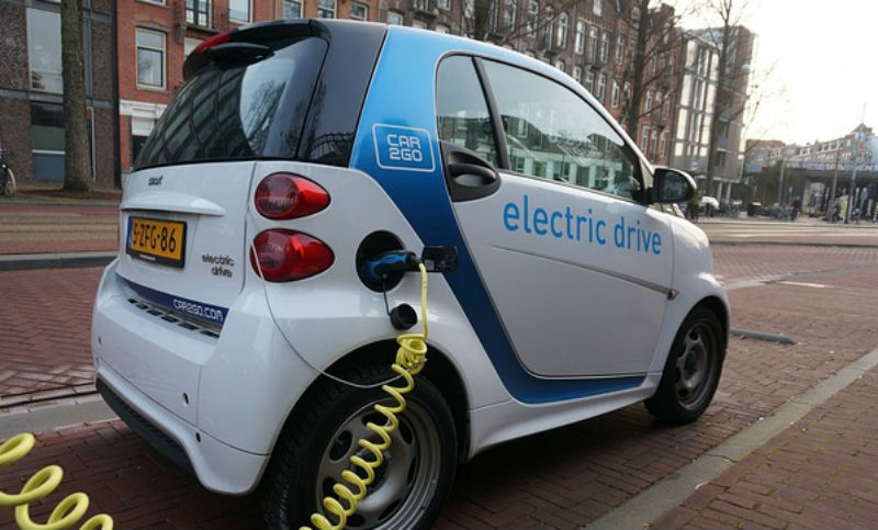 Nobel de química asegura que todos los autos serán eléctricos