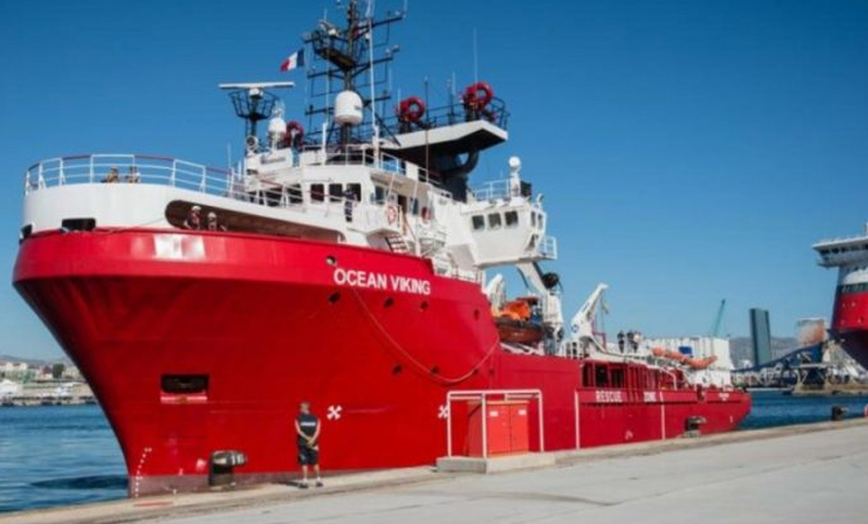 Rescatan a 50 migrantes que navegaban a la deriva en el mar Mediterráneo