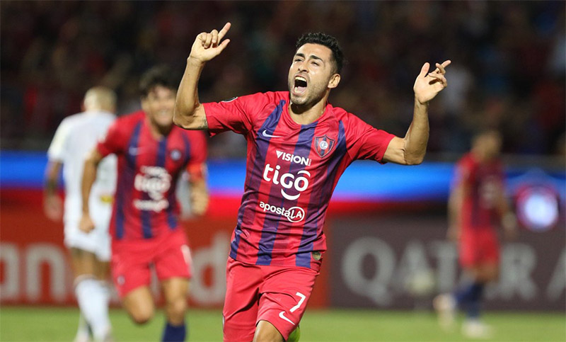 El Pachi Carrizo anotó un golazo olímpico en Paraguay