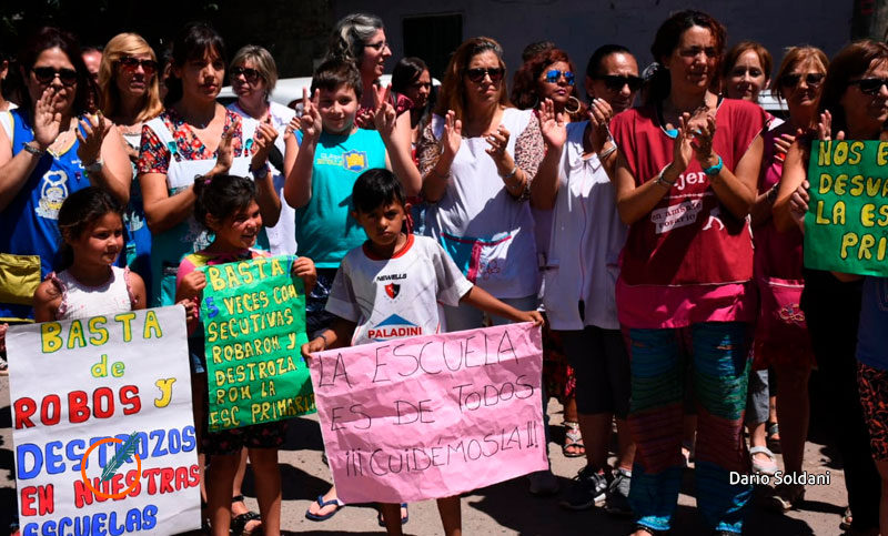 Escuela 1396: «Los chicos dan clases en salones con techos de chapa y sin ventiladores»