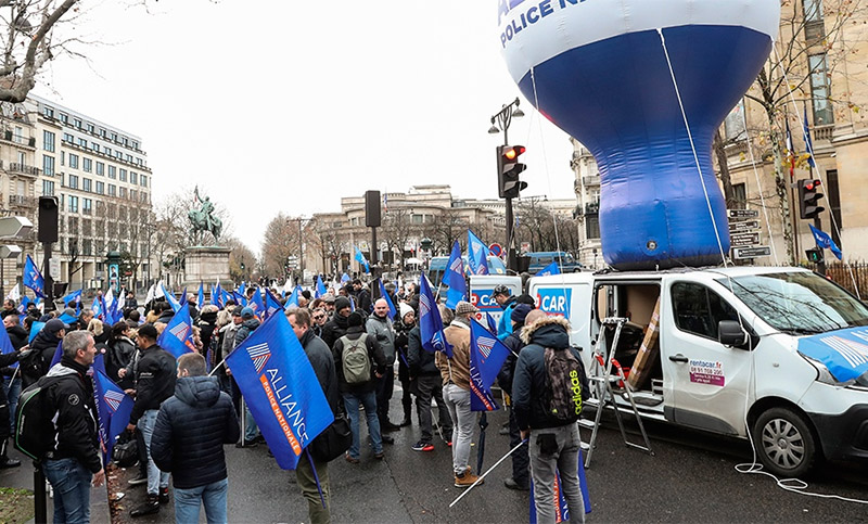 El Gobierno francés busca puntos de acuerdo con los sindicatos para frenar la huelga