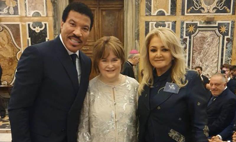 Bonnie Tyler, Lionel Richie y otros artistas cantaron en el Vaticano en apoyo a Scholas Occurrentes