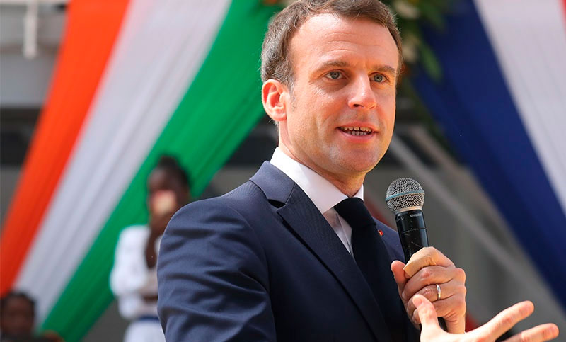 Macron renuncia a la pensión vitalicia en medio de protestas por la reforma previsional en Francia
