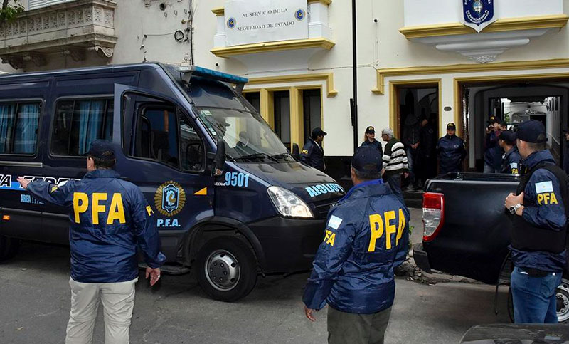 Denuncian un «sistema recaudatorio» ilegal en la delegación Santa Fe de la Policía Federal Argentina