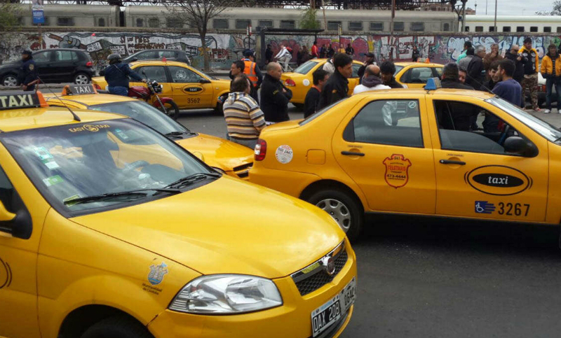 Navidad sin taxis en Córdoba por reclamo salarial de choferes