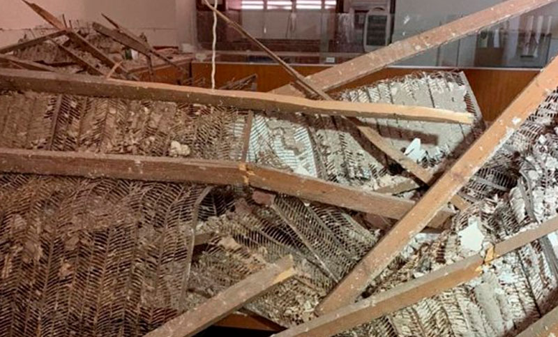 Se derrumbó el techo de una dependencia de la Casa Gris y denuncian abandono en varios edificios públicos