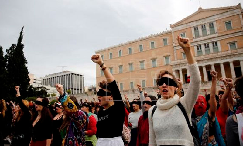 Cientos de mujeres interpretan la coreografía de «Un violador en tu camino» en Atenas