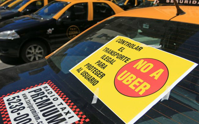 Taxistas transmitieron a Moroni su preocupación por el transporte ilegal
