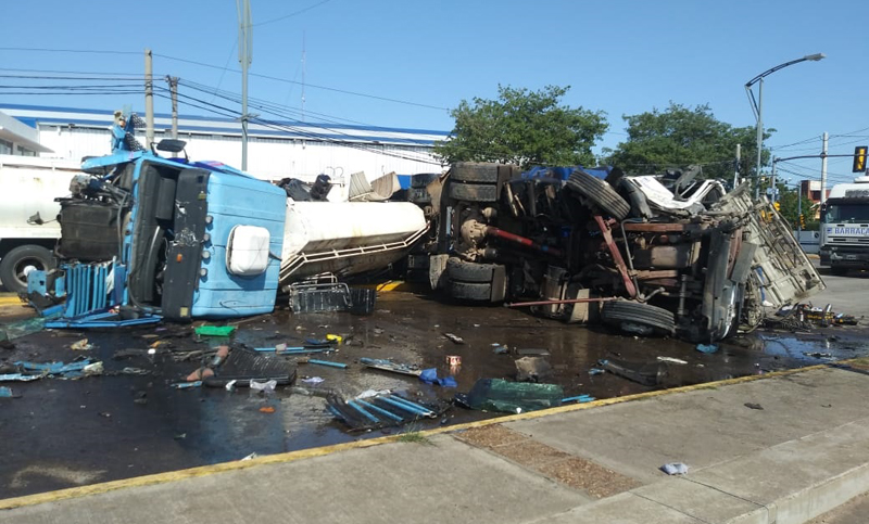 Fuerte choque de frente entre dos camiones a metros de Circunvalación