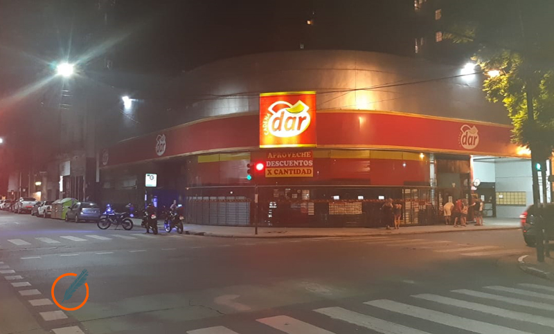 Dos hombres robaron un supermercado y dispararon en la calle