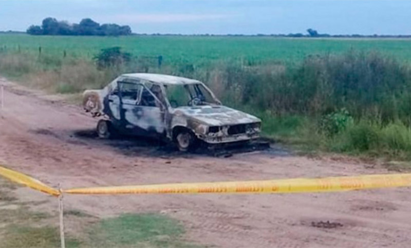 Una mujer murió calcinada dentro de un auto en el norte de Santa Fe y detuvieron a su pareja 